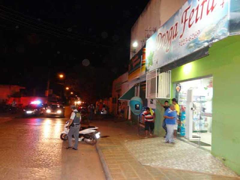 Comparsa, também menor, do assaltante morto foi baleado no pé. O caso ocorreu na noite desta terça-feira (15), no estabelecimento comercial que é localizado na Rua P. Cassemiro, no município de Cáceres.